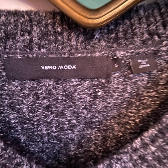 Sweater purchased from The Bay, cute design - Picture 2 of 2